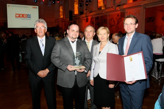 OS-Staller-Übergabe-goldene Ausbilderhand-2